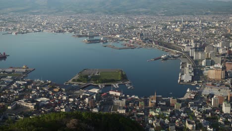con vistas al puerto de hakodate y el paisaje urbano desde mt.