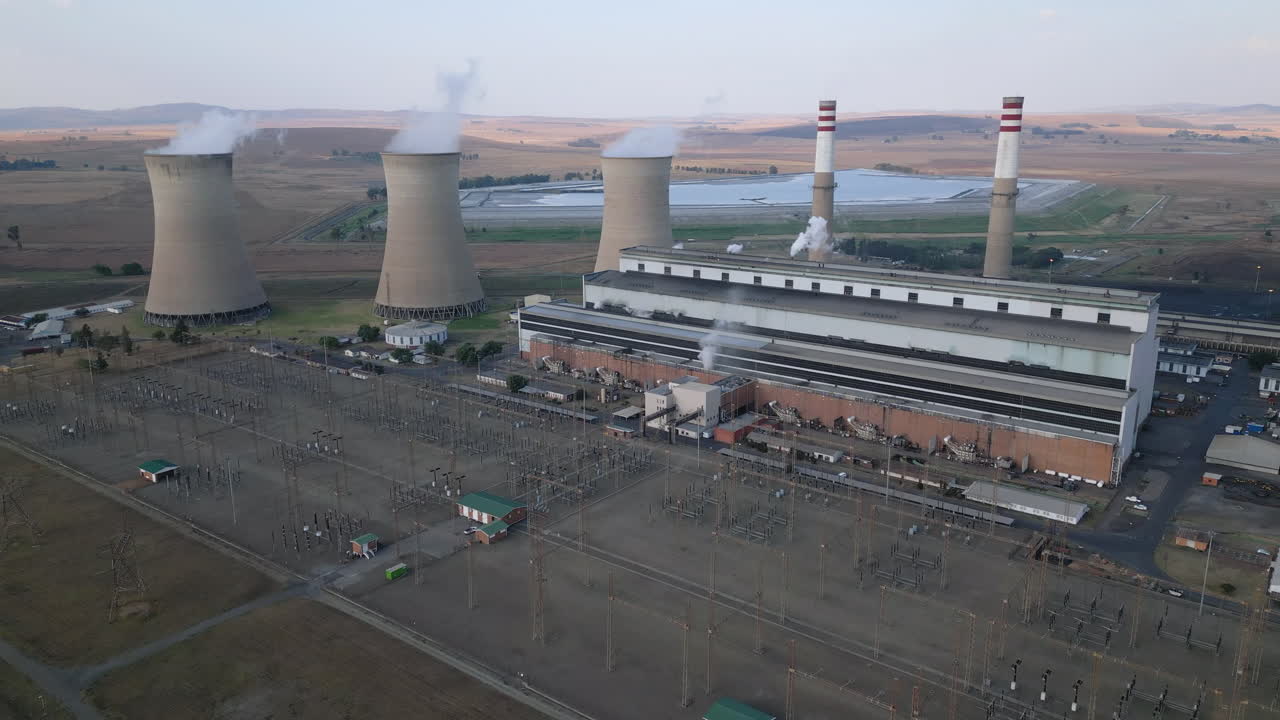Угольная электростанция Eskom с турбинным залом и градирнями