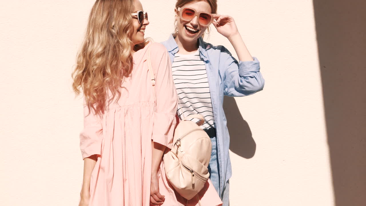 dos mujeres con trajes de verano de moda
