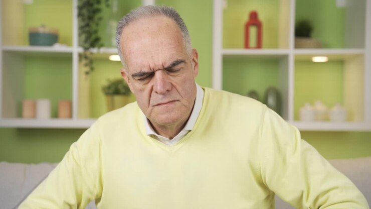 разочарованный хриплый старик злится дома.