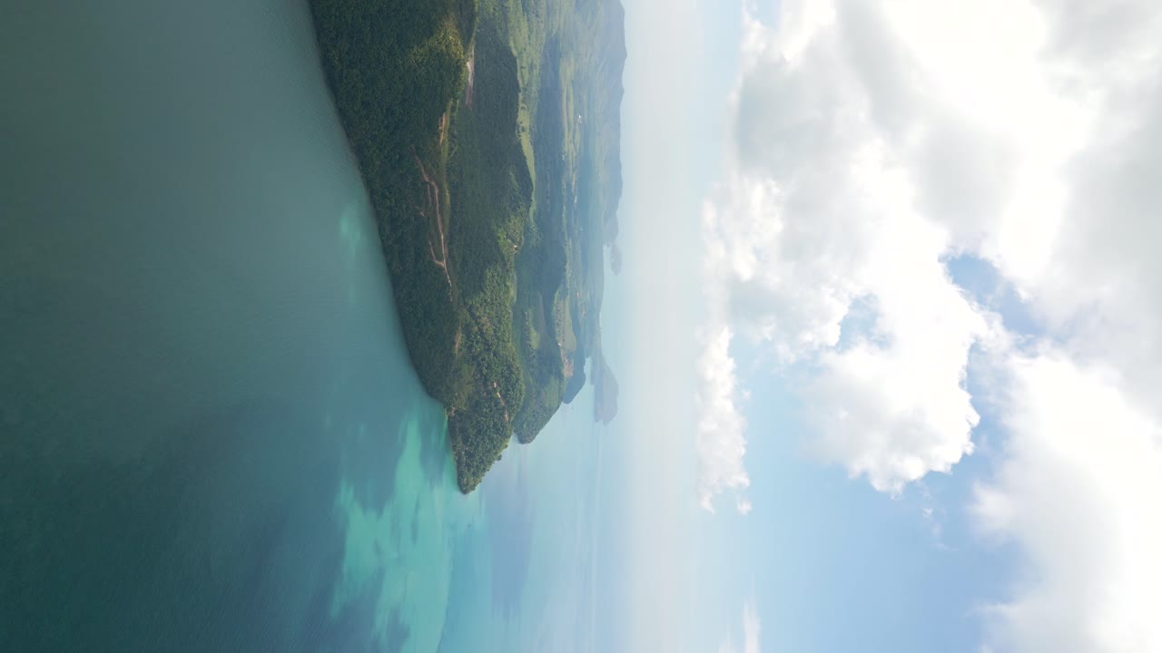 vista vertical del avión no tripulado sobre una isla tropical junto al hermoso océano azul
