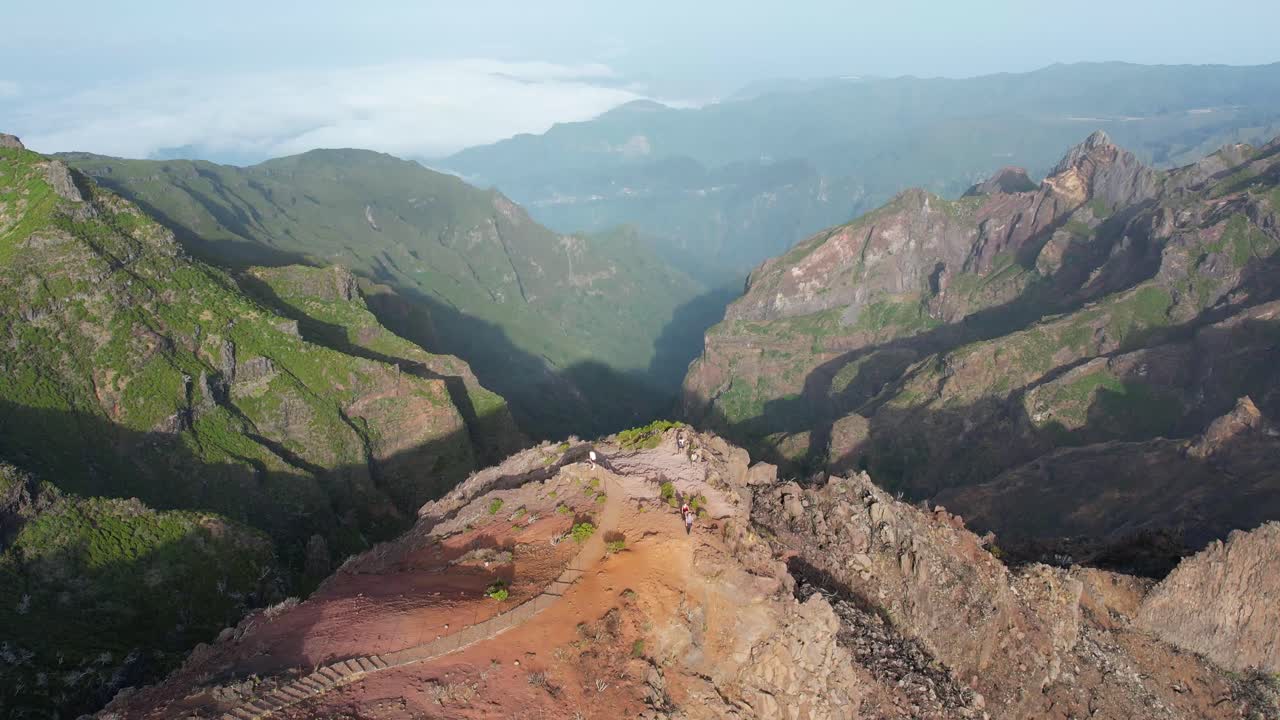 Filmato aereo realizzato con drone che mostra l'ombra della vetta del Pico Ruivo, creando una scena di un paesaggio montano spettacolare a Madeira, Portogallo. Adatto per viaggi, natura e sfondi panoramici.