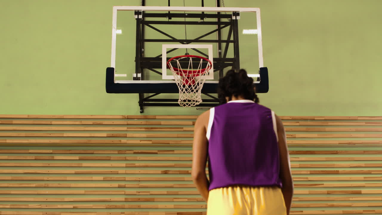 chica deportiva en la cancha de baloncesto