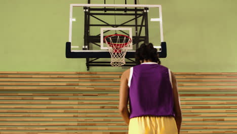 Chica-Deportiva-En-La-Cancha-De-Baloncesto