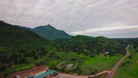 Una-Montaña-Brumosa-A-Lo-Largo-De-Una-Carretera-En-Tanga