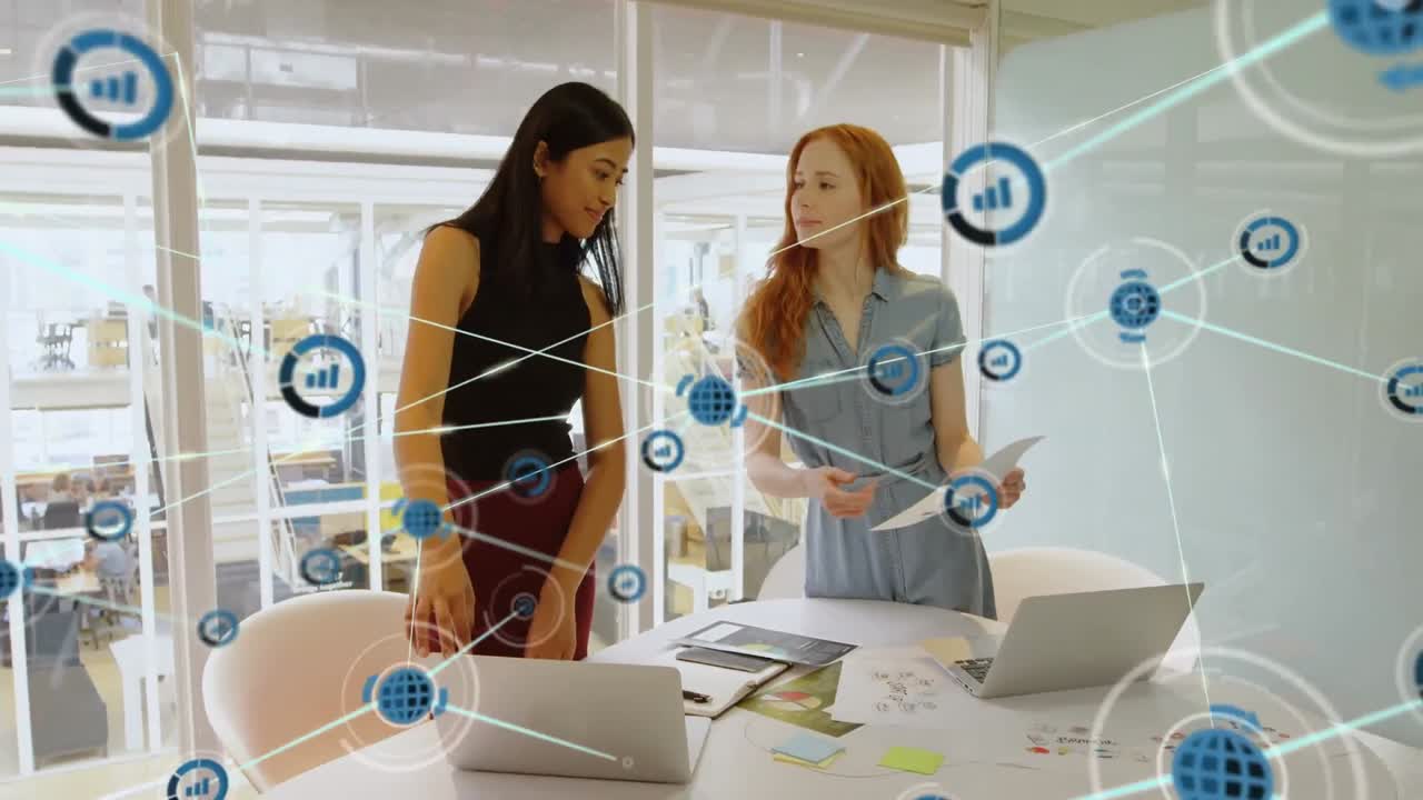 사무실에서 토론하는 두 명의 다양한 여성에 대한 디지털 아이콘 네트워크의 애니메이션