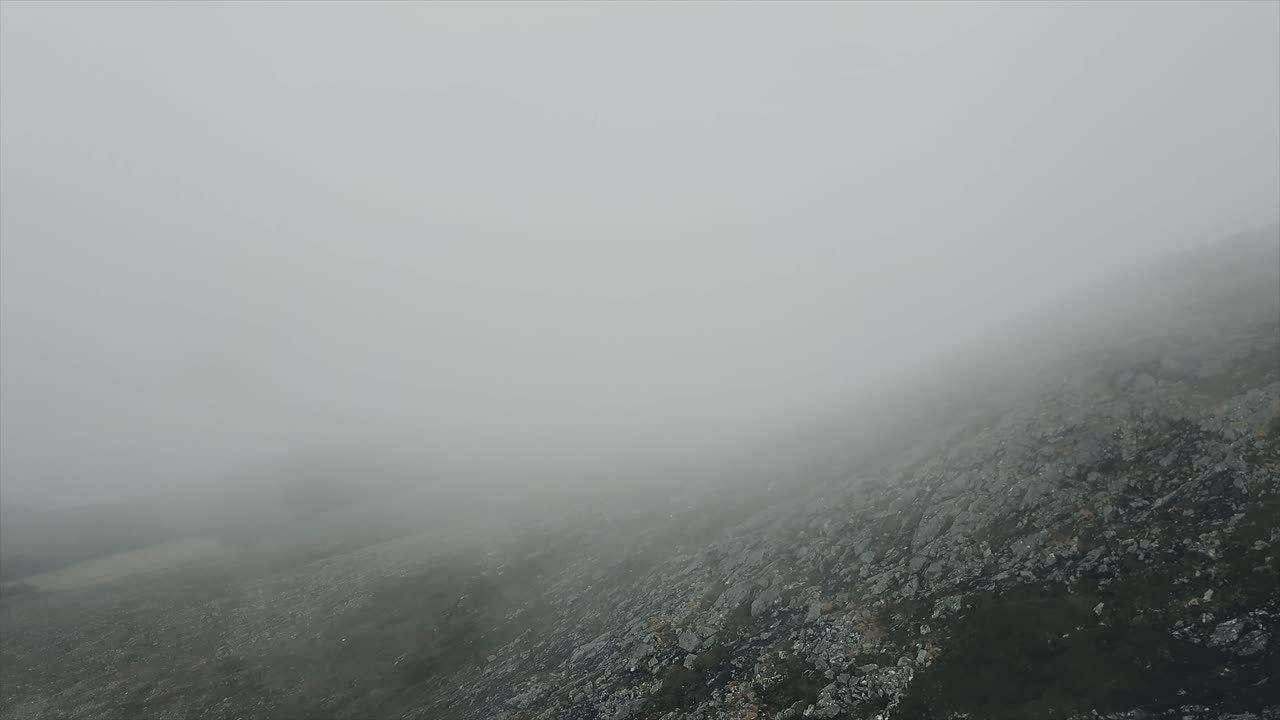 높은 산에서 구름을 뚫고 날아가다
