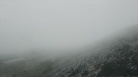 volando a través de las nubes en lo alto de las montañas