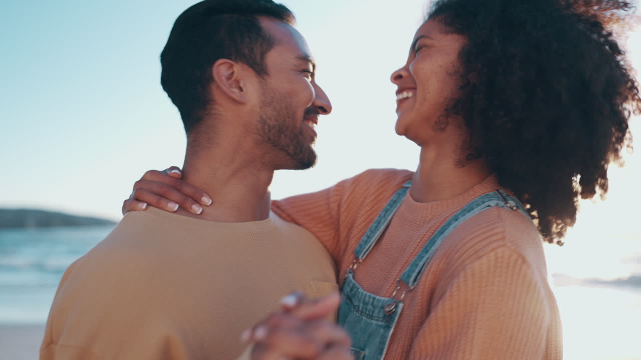 Praia, dança e casal com amor
