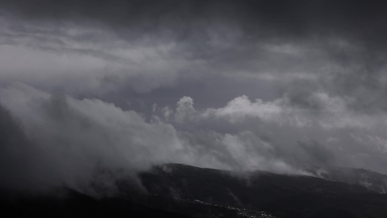 Timelapse di nuvole in movimento sulle montagne in una giornata di tempesta.