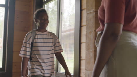 niño tomando la llave de la casa de su madre irreconocible y luego se va