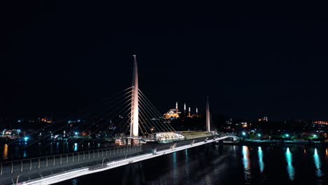 vista aérea del puente de metro golden horn y la mezquita.