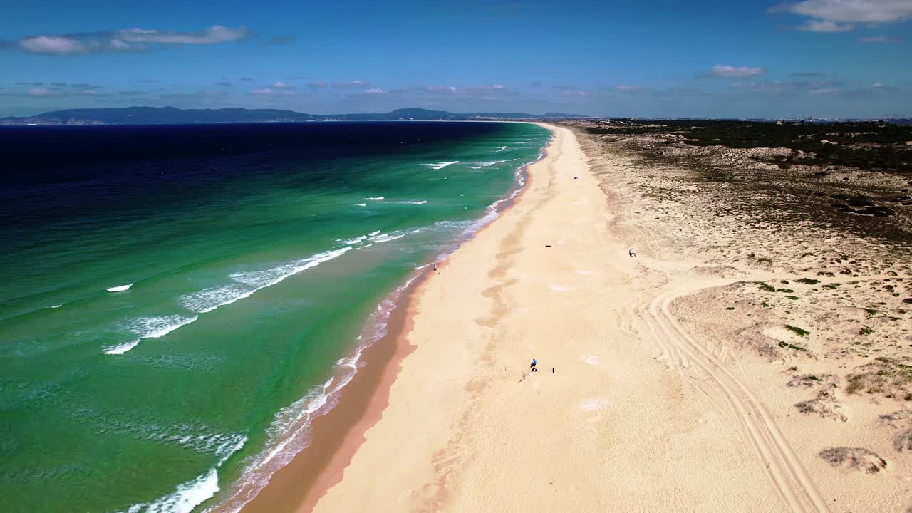 volando sobre una hermosa playa en portugal 02