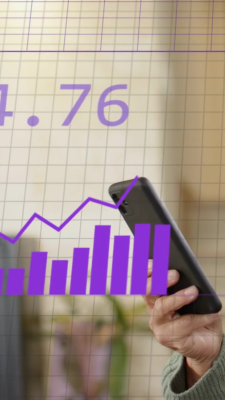 Video verticale: Donna anziana che tocca il telefono, animando grafici finanziari in barre crescenti per ottenere insight