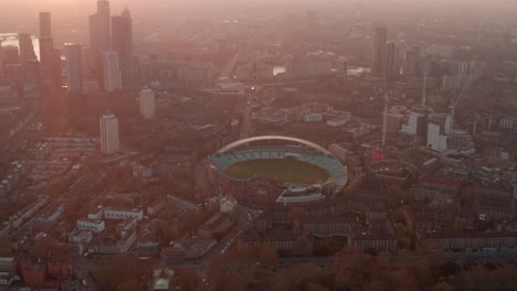 Panorámica-Aérea-Circular-Revela-Toma-Desde-El-Estadio-Oval-De-Londres