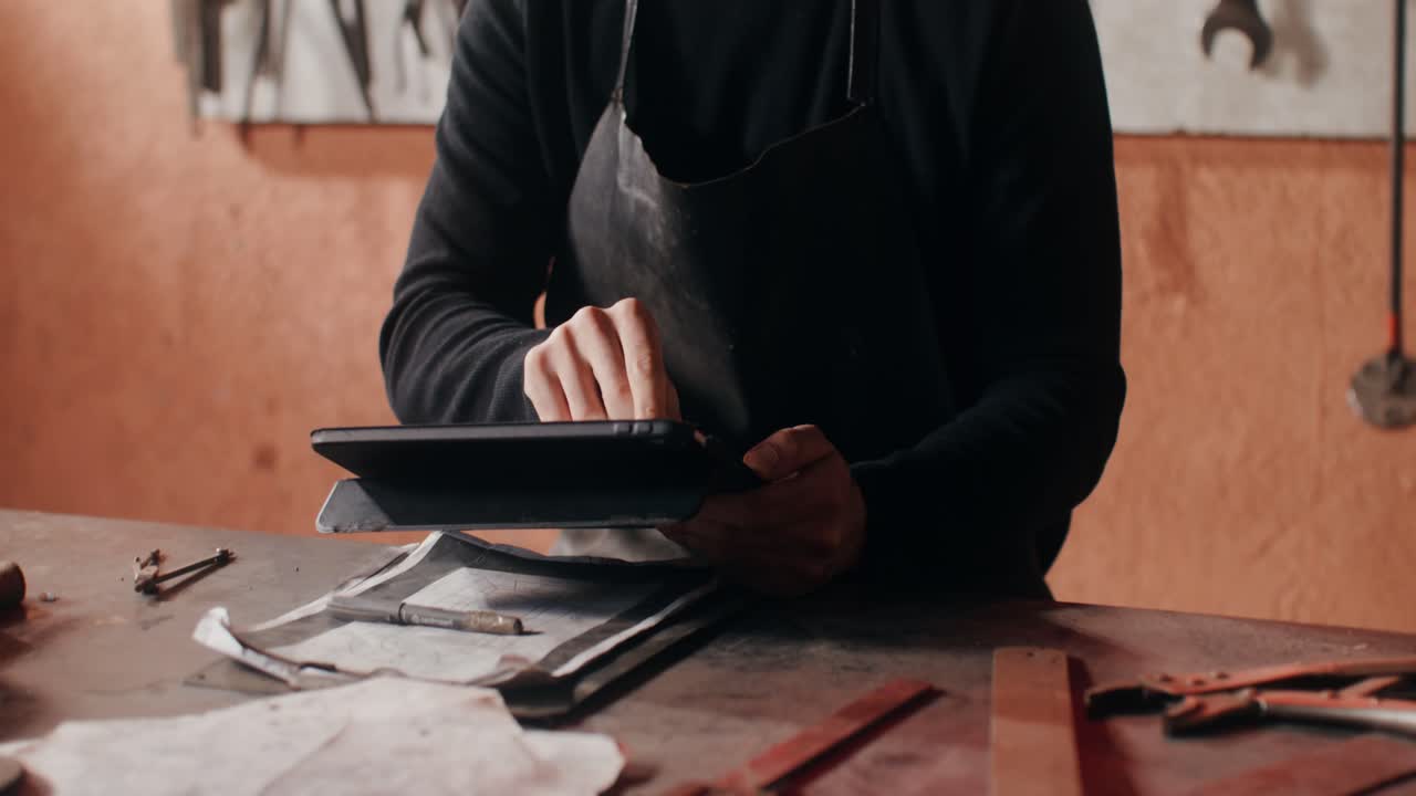 작업장에서 일하는 장인