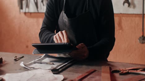 artesano que trabaja en un taller