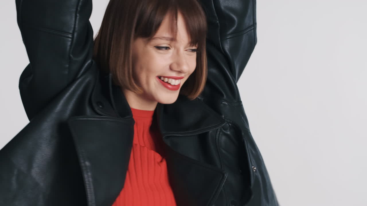 백색 배경에 고립 된 무관심 한 소녀