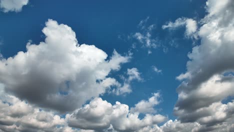 nubes moviéndose rápidamente a través del cielo azul