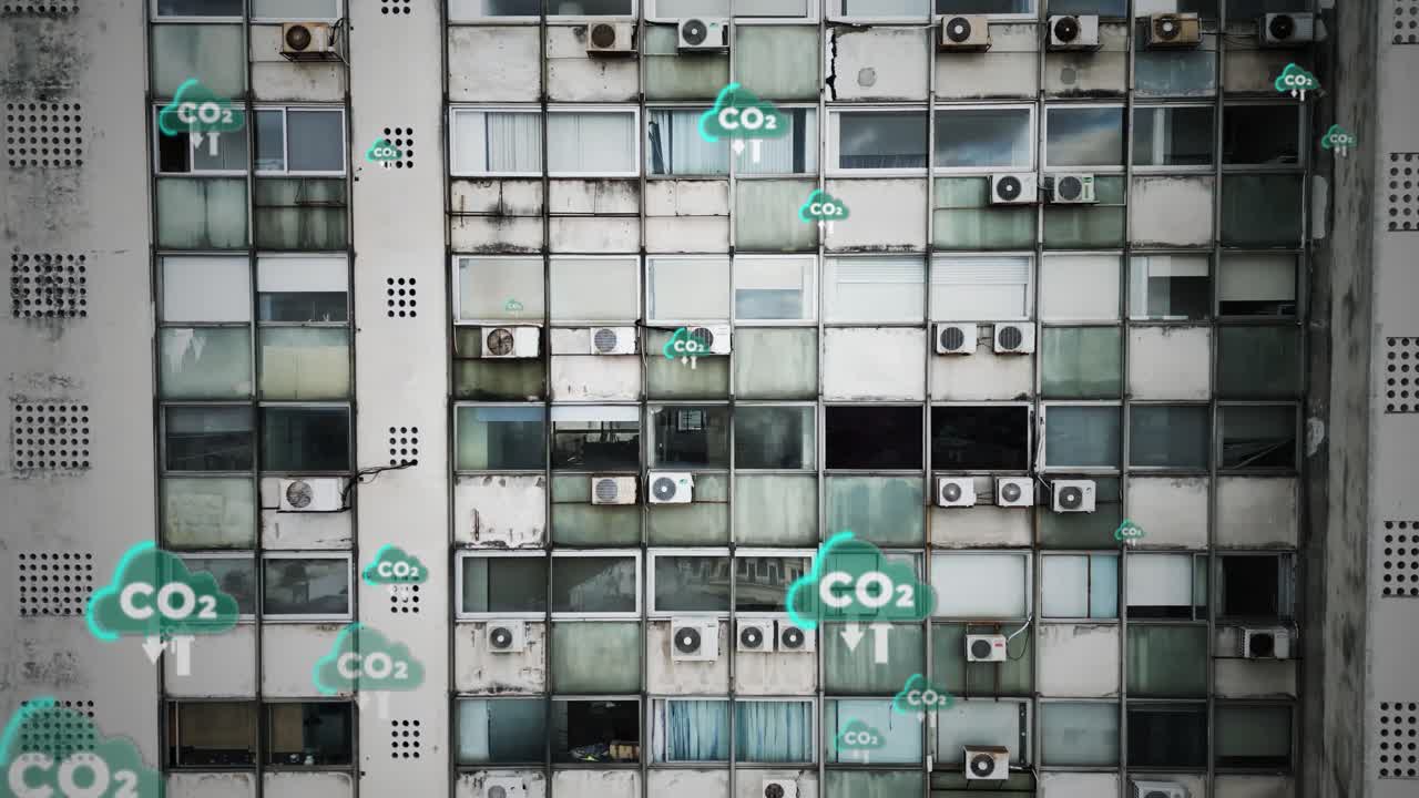 드론은 건물 벽 밖에 설치된 에어컨 유과 함께 마천루 근처에 날아갑니다.