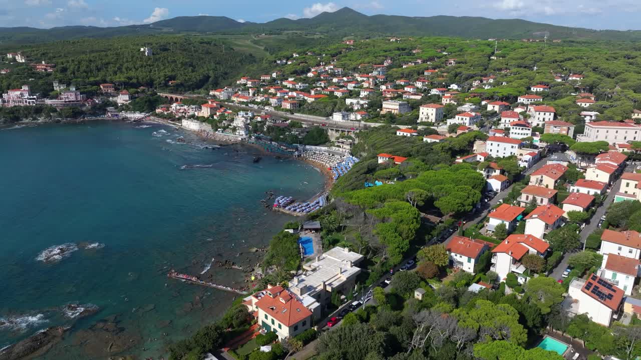 Refúgio europeu luxuoso em Castiglioncello, Itália, com acesso direto à praia, charme costeiro pitoresco na Toscana, vista aérea.