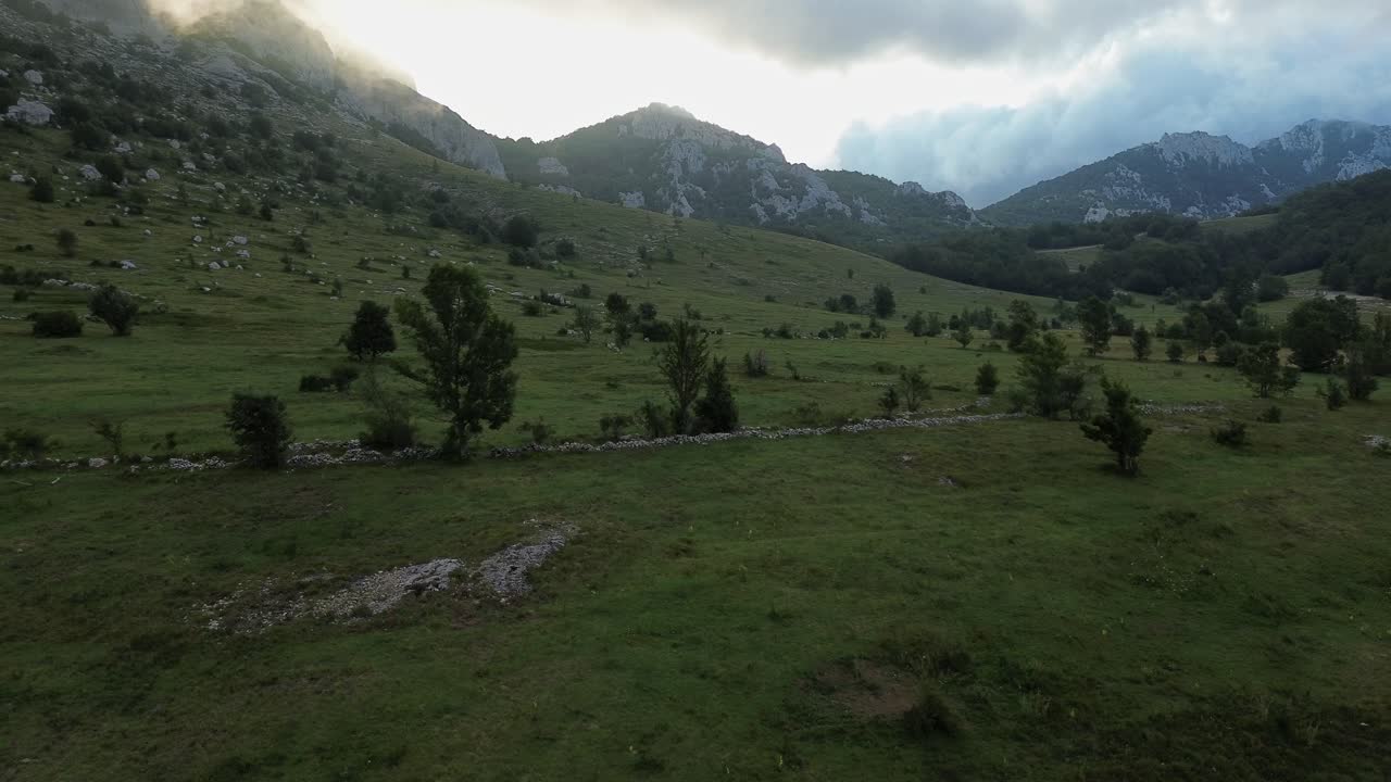 Volo di drone verso le montagne nel Parco Nazionale del Velebit in Croazia in una mattina nuvolosa.