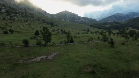 Vuelo-De-Drones-Hacia-Las-Montañas-En-El-Parque-Nacional-Velebit-De-Croacia-En-Una-Mañana-Nublada