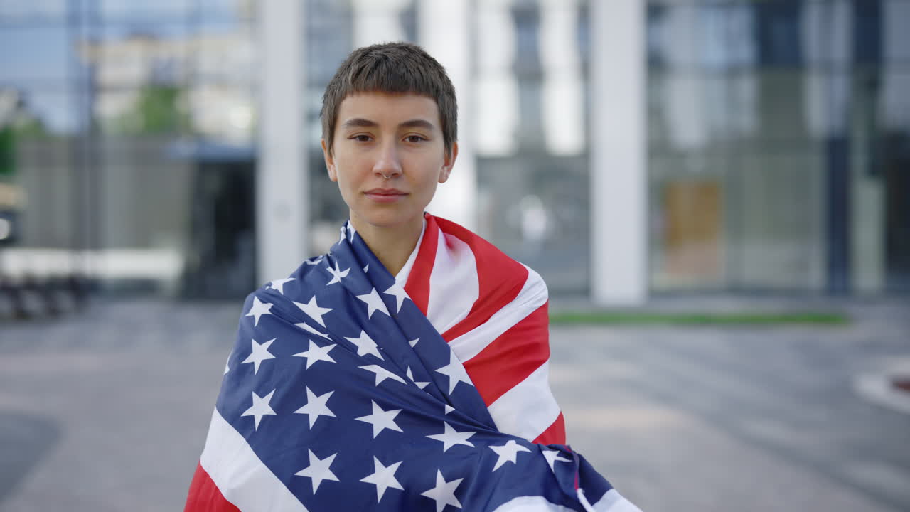 una joven envuelta en una bandera estadounidense.