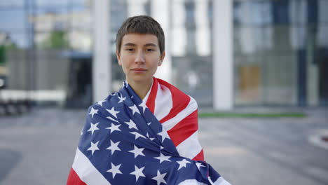una joven envuelta en una bandera estadounidense.