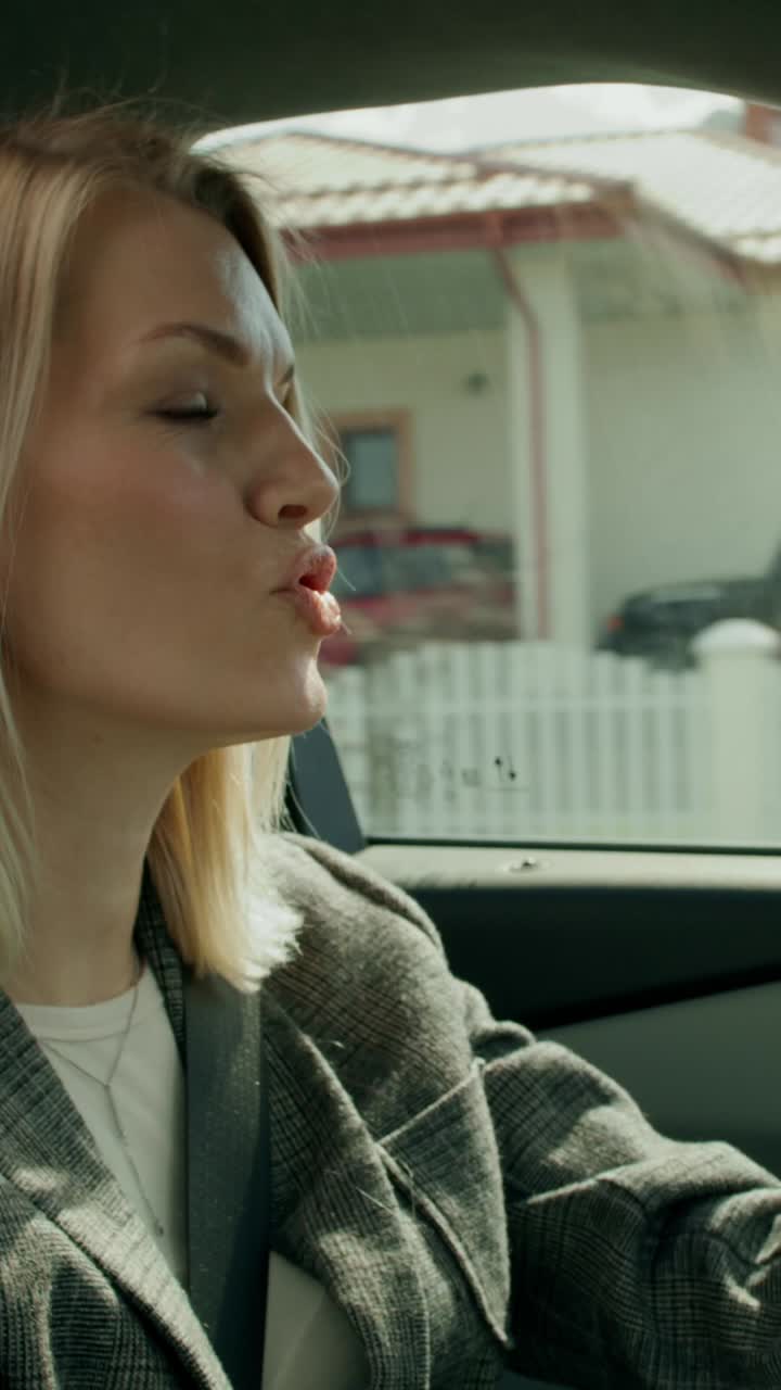 차를 운전하는 여자