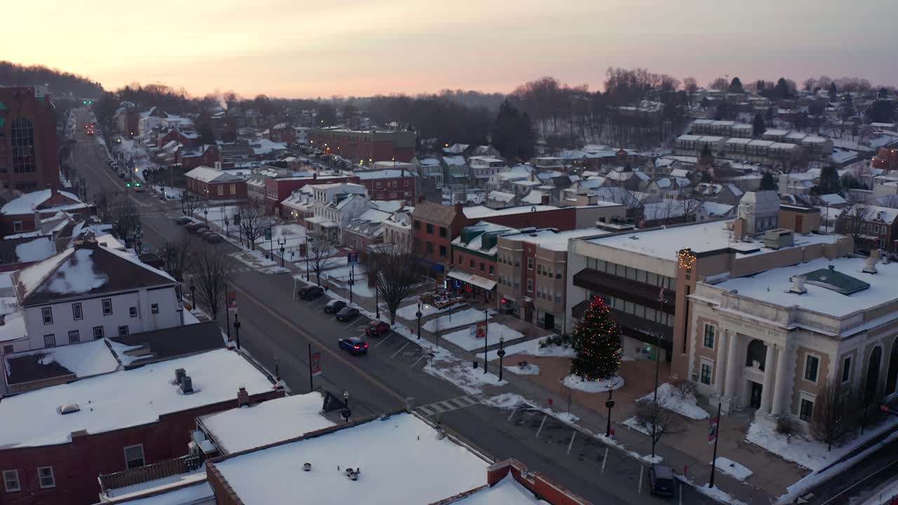 일출, 일몰 시 겨울 눈 속에서 마을의 항공 설정