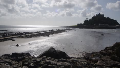 Extraweite-Aufnahme-Von-St.-Michael&#39;s-Mount-Und-Causeway-Mit-Menschen,-Die-In-Silhouetten-Hinübergehen