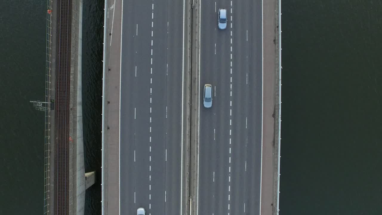 강을 통과하는 고속도로의 조감도