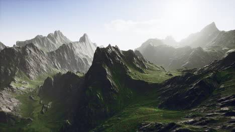 Rocas-Cubiertas-De-Hierba-Bajo-Un-Cielo-Nublado