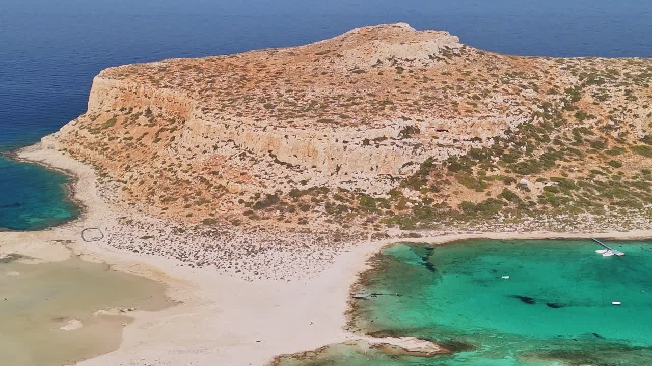 Luftfoto af Balos Lagune og klippeø på Kreta, Grækenland