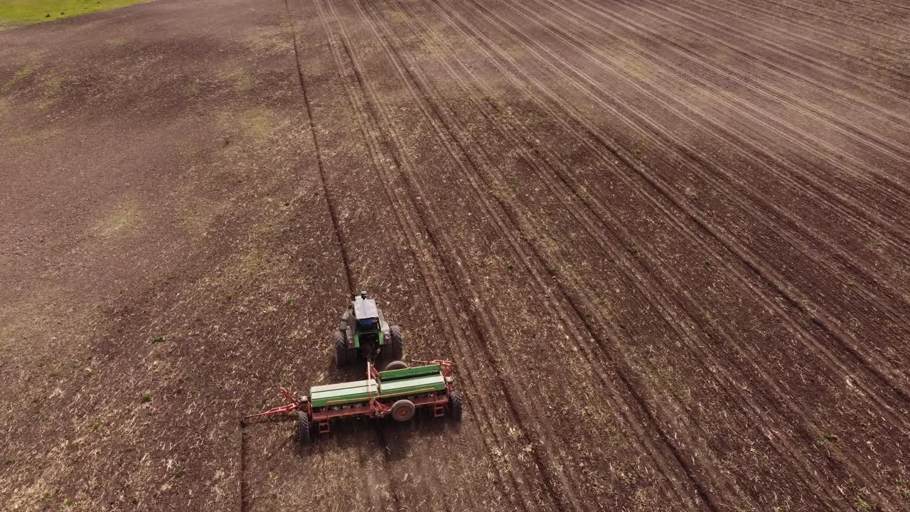 tractor arando tierras agrícolas. seguimiento aéreo de arriba hacia abajo