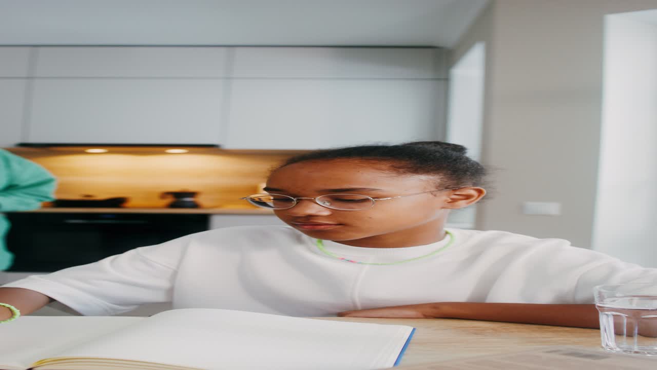 Madre che aiuta la figlia con i compiti in cucina