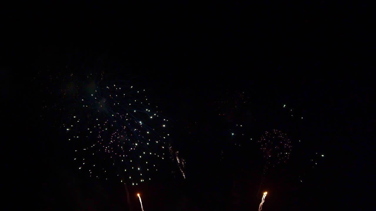 Bellissimo spettacolo pirotecnico colorato di notte per una celebrazione durante un festival.