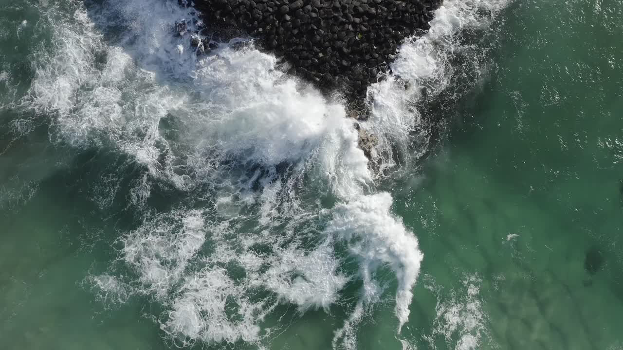vistas aéreas de arriba hacia abajo de la formación rocosa de la calzada de fingeral head cerca de tweed heads en el norte de nueva gales del sur, australia