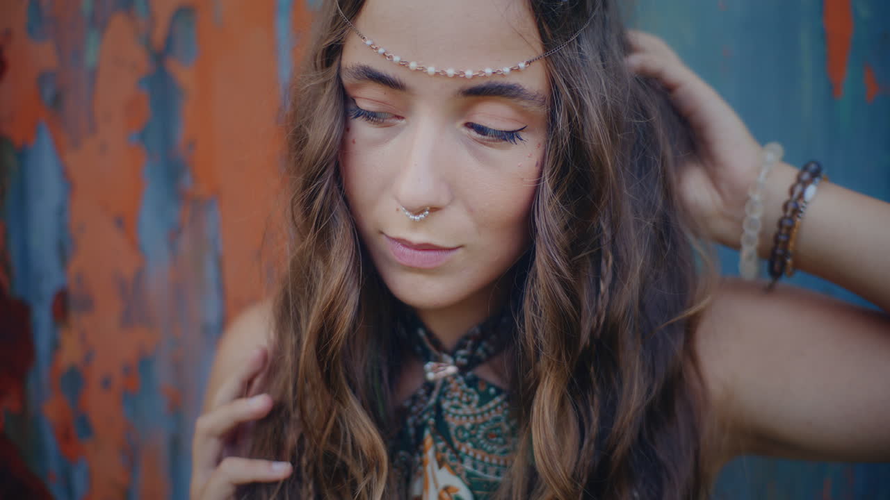 mujer posando al aire libre en verano