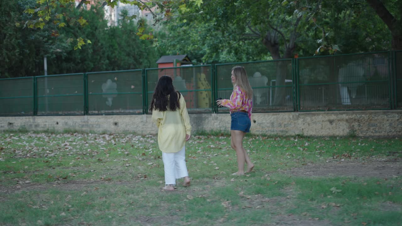 공원에서 고 있는 두 여자