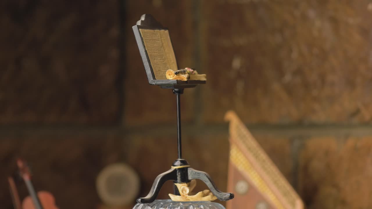 미니어처 스케일의 종이 기둥이 장식으로 자리에 회전하는  ⁇