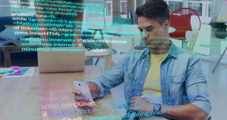 Frau zeigt auf Laptop-Bildschirm, wodurch eine Code-Überlagerung entsteht, Mann scrollt auf Smartphone und debuggt Code