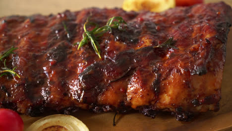 costillas de cerdo a la parrilla y barbacoa