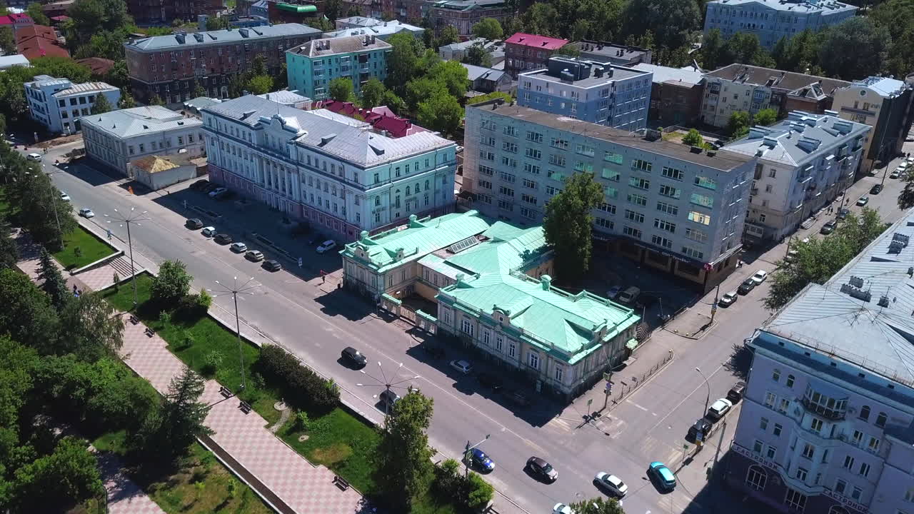 воздушный вид городского пейзажа с историческими и современными зданиями