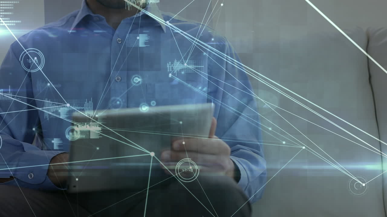 red de conexiones y procesamiento de datos contra el hombre caucásico usando tableta digital