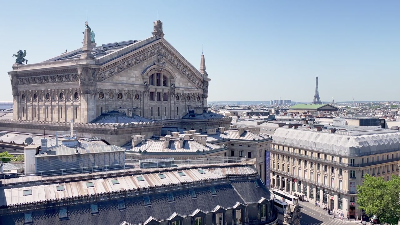 Palais Garnier con la Torre Eiffel sullo skyline di Parigi in estate.