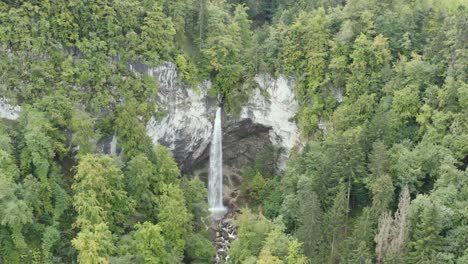 Panorámica-De-La-Cascada-Wildenstein-En-Los-Alpes-Austriacos-Del-Sur,-Toma-Aérea-Amplia