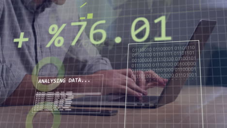 animación de la interfaz con procesamiento de datos contra la sección media de un hombre usando una computadora portátil en la oficina