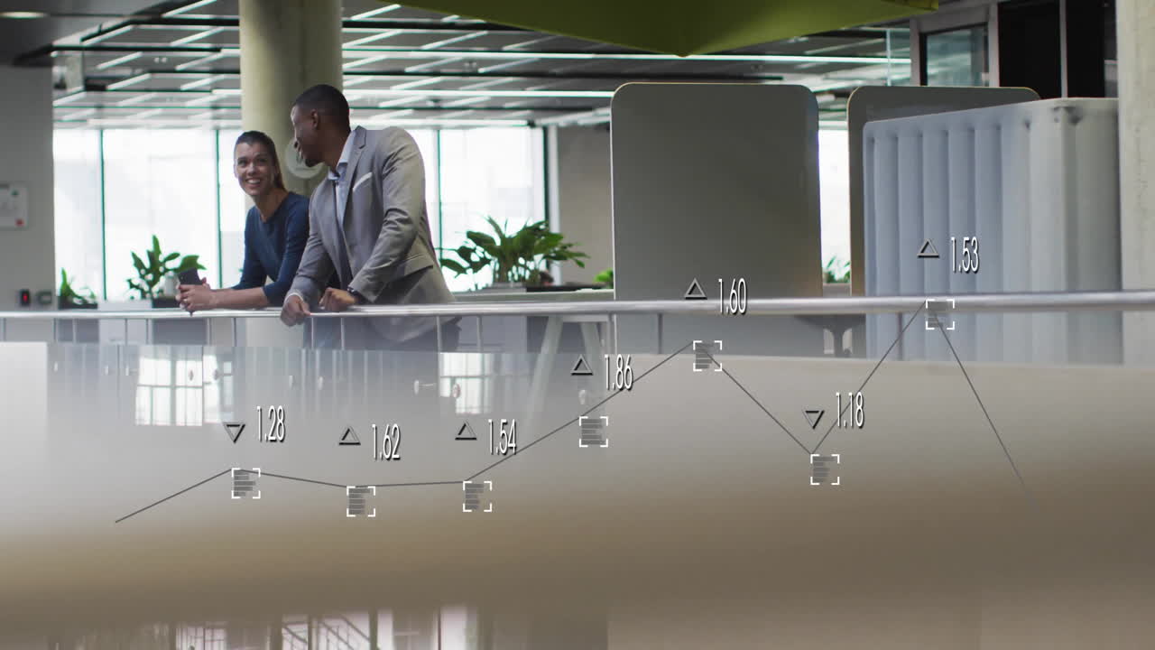 평범한 사무실에서 대화하는 다양한 남성 동료들에 대한 그래프 처리 데이터의 애니메이션